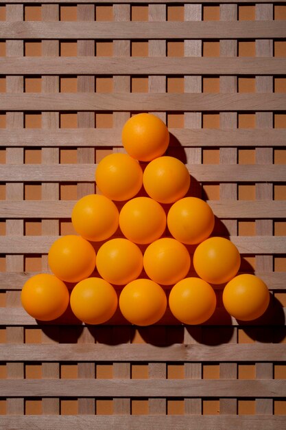Abstracte achtergrond met houten rooster en oranje ballen.