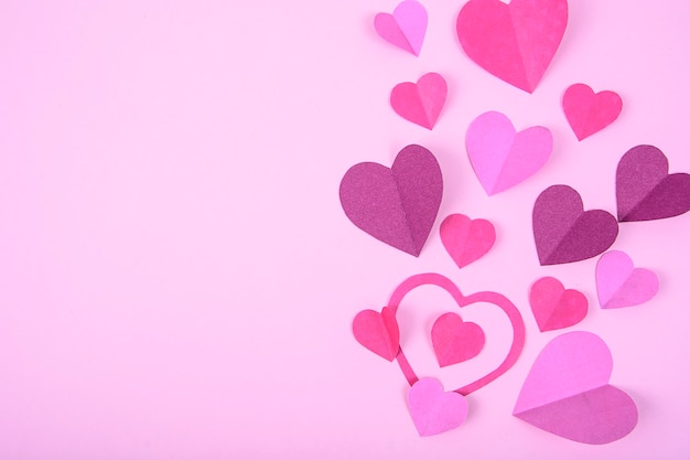 Abstracte achtergrond met papieren harten voor Valentijnsdag.