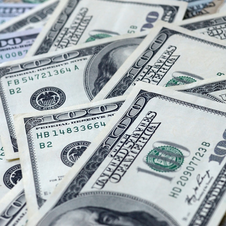 Foto abstracte achtergrond met vele honderd dollar biljetten close-up