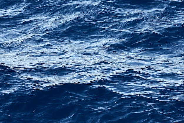 abstracte achtergrond, textuur zeeblauw water, golven en rimpelingen op de oceaan, zeepatroonbehang