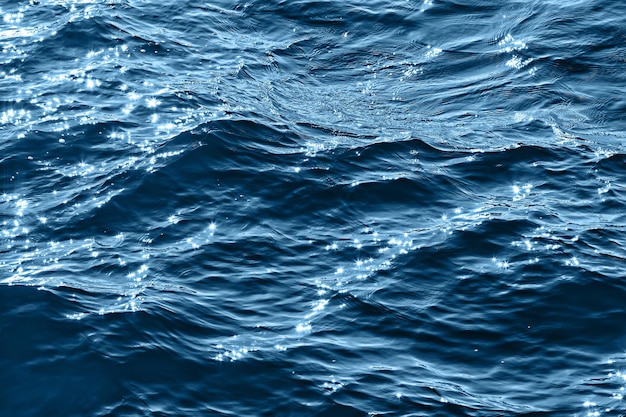 abstracte achtergrond, textuur zeeblauw water, golven en rimpelingen op de oceaan, zeepatroonbehang
