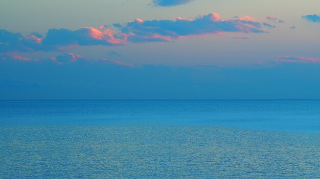 Abstracte achtergrond van de natuur zonsondergang met roze blauwe en paarse hemel op oceaanwater real time