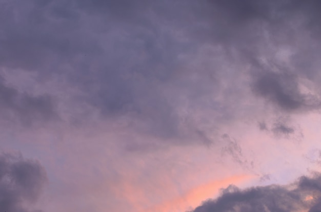 Abstracte achtergrond van het bewolkte blauwe uur van de zonsonderganghemel.