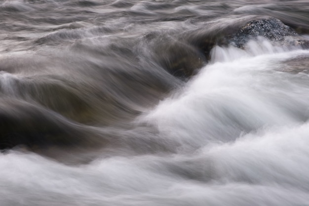 Abstracte achtergrond van lange blootstelling van waterstroom in een close-up van de bergrivier