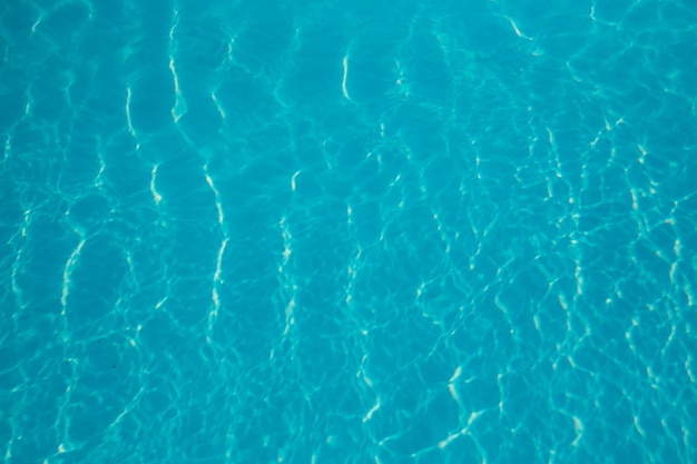 Abstracte achtergrond van sprankelend koel blauw water in een zwembad