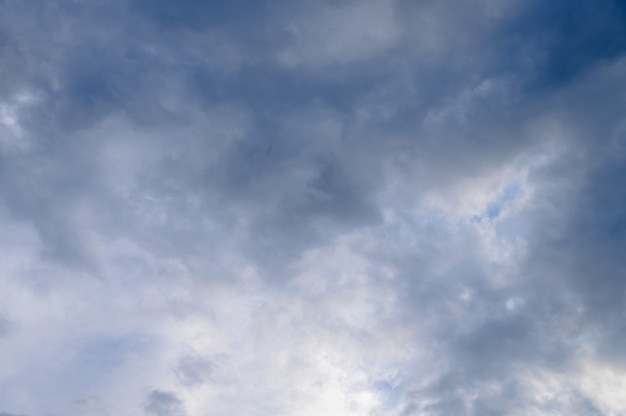Abstracte achtergrond van witte pluizige wolken op een heldere blauwe hemel. Hoge kwaliteit foto