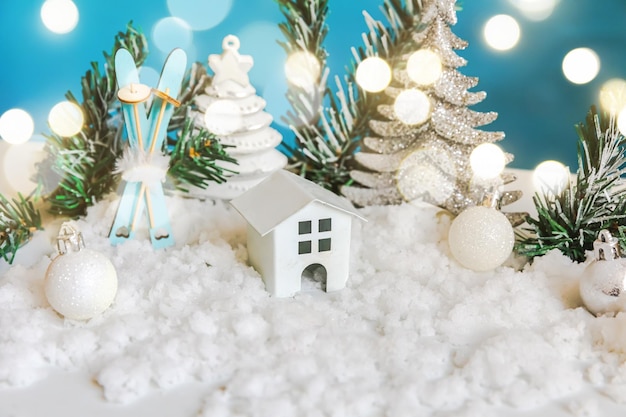 Abstracte advent kerst achtergrond speelgoed model huis en winter decoraties ornamenten op blauwe achtergr...