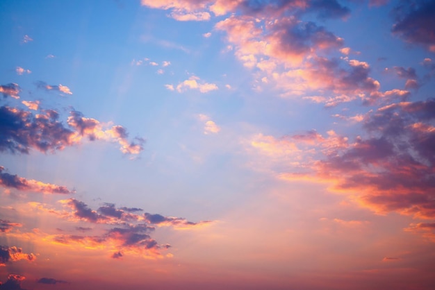 Abstracte avondrood met wolken natuur achtergrond