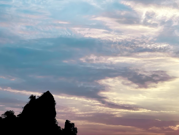 Abstracte bewolkte achtergrond prachtige natuurlijke strepen van lucht en wolken prachtig natuurlijk landschap