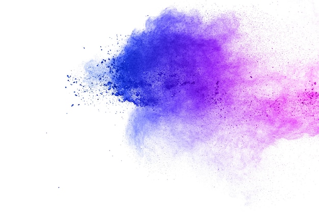 Abstracte blauw-paarse stofexplosie op witte achtergrond. Blauw-roze poeder het bespatten.