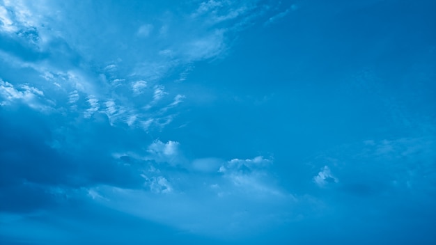 abstracte blauwe achtergrond zacht bewolkt