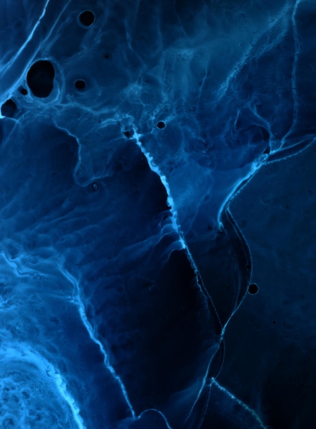 Abstracte blauwe elektrische golf op zwarte technische achtergrond. Neonlichtverf in water, acrylexplosie, vloeibare vloeibare kunst