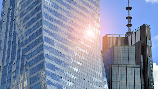 Abstracte close-up van de met glas beklede gevel van een modern gebouw bedekt met reflecterend plaatglas