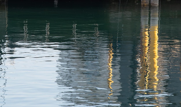 Abstracte fotokunst met weerspiegelingen in het volledige frame van het meerwater