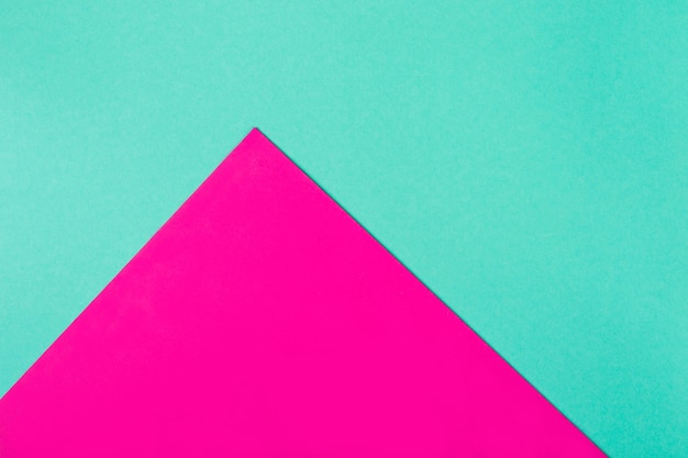 Abstracte geometrische achtergrond in felle neonkleuren. Gloeiende magenta driehoek.