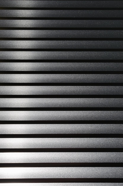 Abstracte grijze achtergrond van jaloezieën met horizontale lijnen