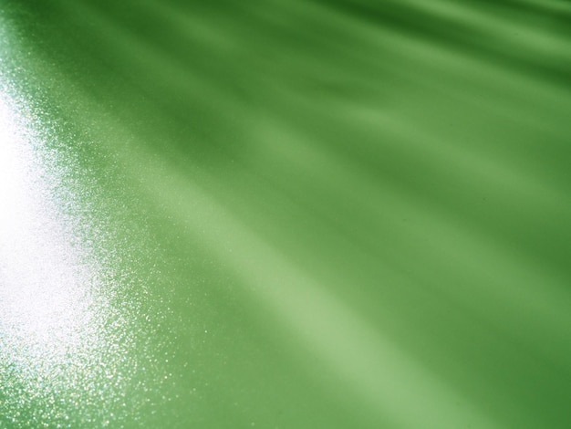 Abstracte groene achtergrond Lichtstralen met flikkerende stippen Lijnen en strepen van linksboven naar rechtsonder Diagonale parallelle en asymmetrische lijnen strepen stralen en balken