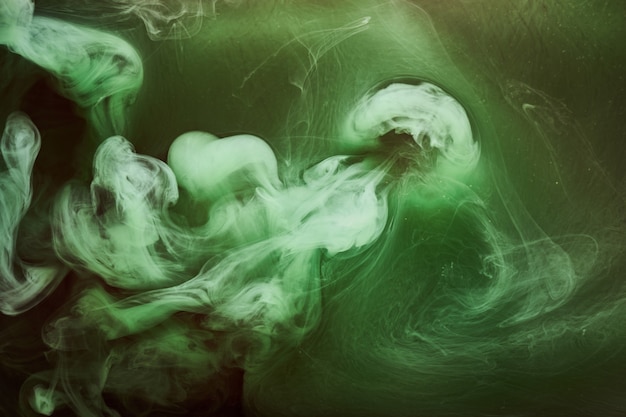 Abstracte groene kleur achtergrond. Wervelende levendige waterpijprook, smaragdgroene oceaan onder water, dynamische verf in water