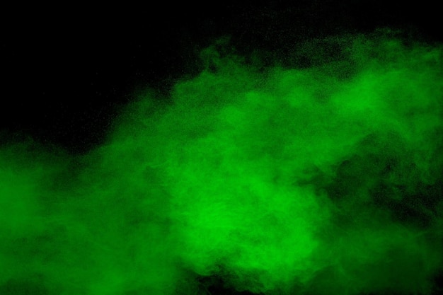 Abstracte groene poeder explosie op zwarte backgroundFreeze beweging van groene stofwolk