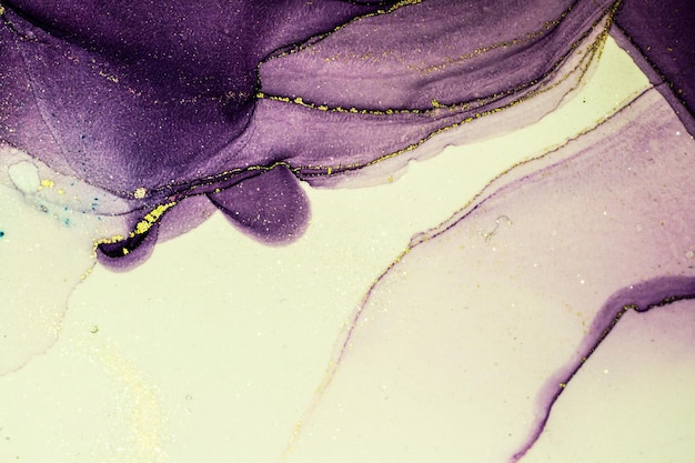 Abstracte heldere glanzende kleur vloeibare achtergrond, hand getekende alcohol schilderij met gouden strepen, vloeibare inkt techniek textuur voor hoge resolutie achtergrond ontwerp