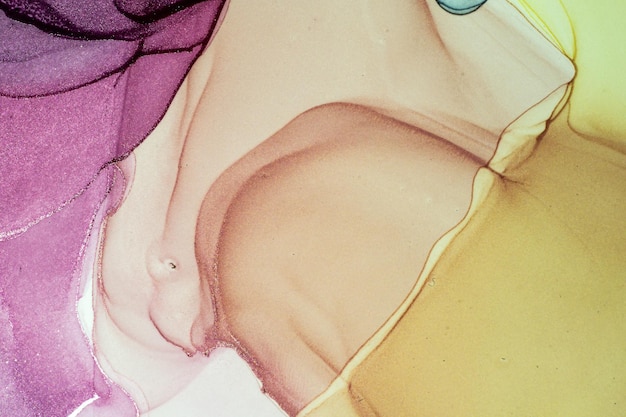 Abstracte heldere glanzende kleur vloeistof achtergrond hand getekend alcohol schilderij met gouden strepen vloeibare inkt techniek textuur voor hoge resolutie achtergrond ontwerp