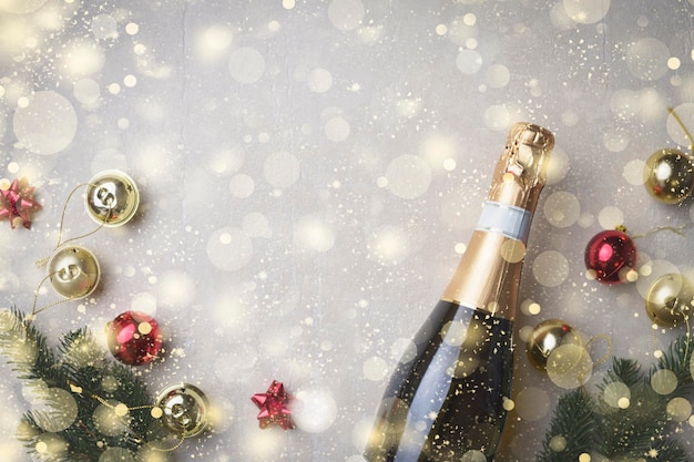 Abstracte kerstachtergrond met champagne en kerstversiering