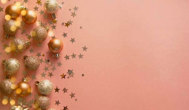 Abstracte kerstballen over roze achtergrondgeluid met stervormige glitter