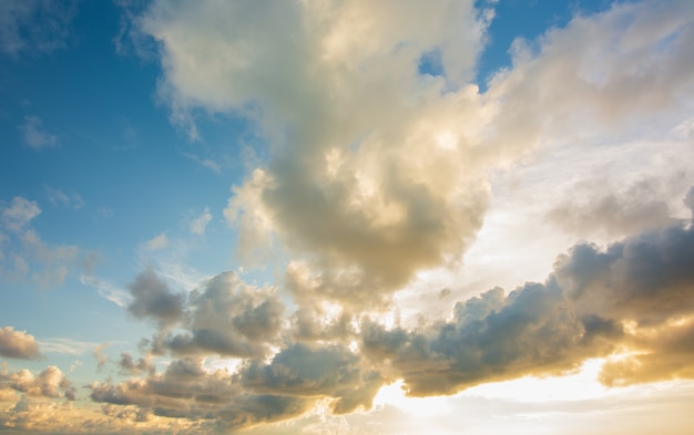 Abstracte kleurrijke hemel met zonsondergang in de avond of zonsopgang en wolken achtergrond