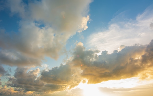 Foto abstracte kleurrijke hemel met zonsondergang in de avond of zonsopgang en wolken achtergrond