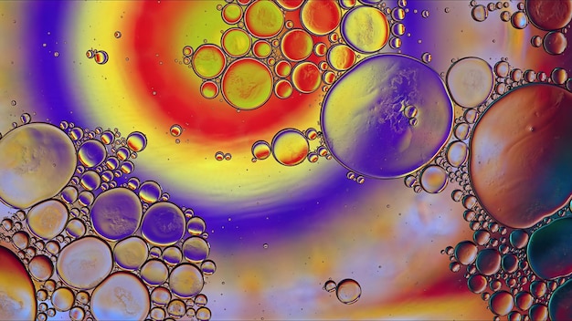 Abstracte kleurrijke voedseloliedruppels Bubbels en bollen die op wateroppervlak macrofotografie stromen