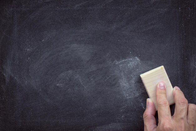 Abstracte krijt uitgewreven op schoolbord of schoolbord textuur schoon schoolbord voor achtergrond of kopieer ruimte voor tekstbericht toevoegen achtergrond van onderwijs concepten