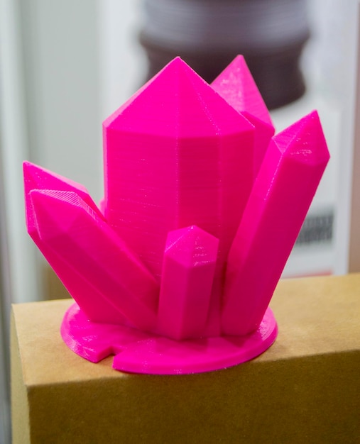 Foto abstracte kunstobject gedrukt op d printer gekleurd roze creatief model gedrukt d printer van gesmolten