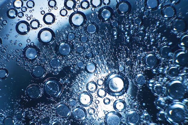 Abstracte licht blauwe achtergrond met olie cirkels bellen van water close-up