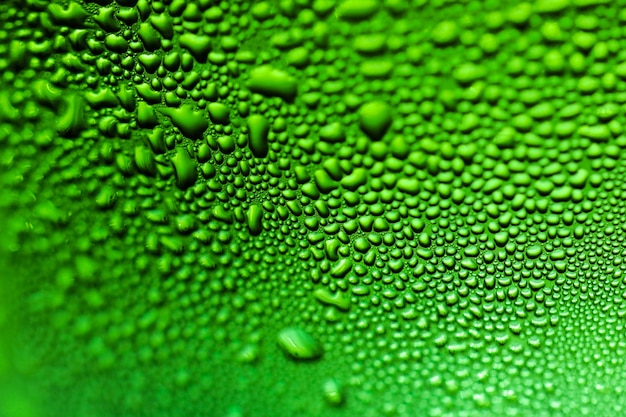 Foto abstracte macromening van waterbellen op natte groene waterfles