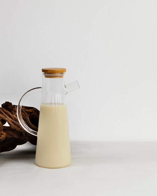 Foto abstracte minimale keukenvoorwerpen kruik gevuld met melk