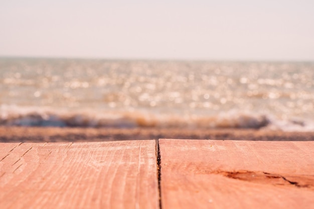 Abstracte natuur zomer of lente oceaan zee achtergrond kleine golven op gouden warm wateroppervlak in