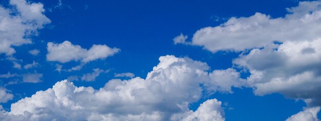 Abstracte natuurlijke blauwe lucht en wolken achtergrond