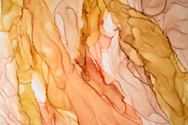 Abstracte oker aquarel achtergrond. Geeloranje bruine verfvlekken en vlekken in water, luxe vloeibaar vloeibaar kunstbehang, herfstkleuren mix