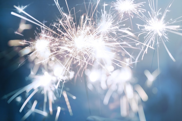 Foto abstracte onscherpe vuurwerkpyrotechniek en bokeh op dark voor vieringsconcept