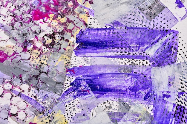 Abstracte paarse achtergrond Veelkleurige penseelstreken en verfvlekken op wit papier helder contrasterende achtergrond honingraat cellulaire print