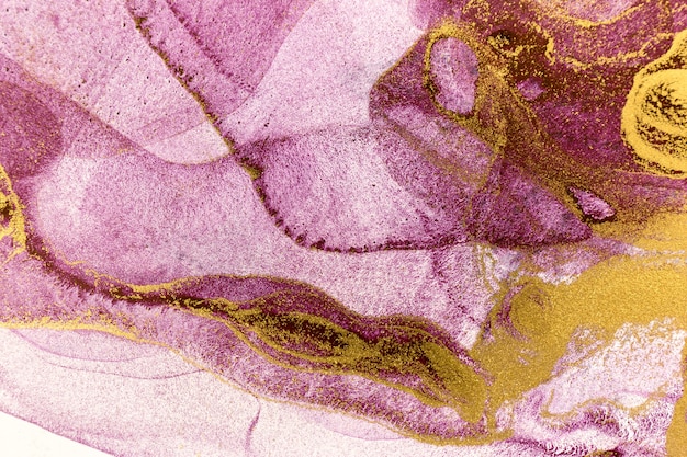 Abstracte paarse vlekken. Violette en gouden aquarel inktpatroon.