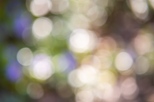 Abstracte pastel groene bokeh met lichte cirkels van intreepupil vervaging.