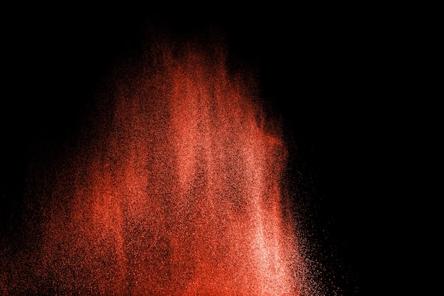 abstracte rode stofexplosie op zwarte achtergrond.