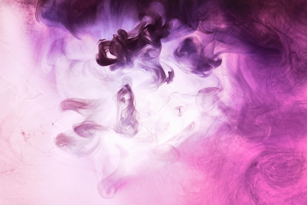 Abstracte roze paarse rookwolk, verf op water achtergrond. Vloeiend kunstbehang, vloeibare levendige felle kleuren. Concept afrodisiacum parfum