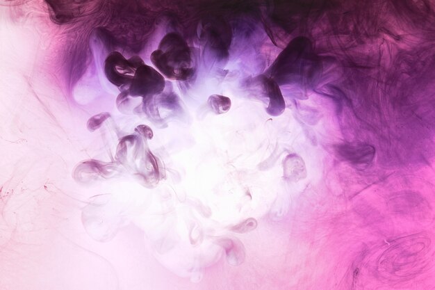 Abstracte roze paarse rookwolk, verf op water achtergrond. Vloeiend kunstbehang, vloeibare levendige felle kleuren. Concept afrodisiacum parfum