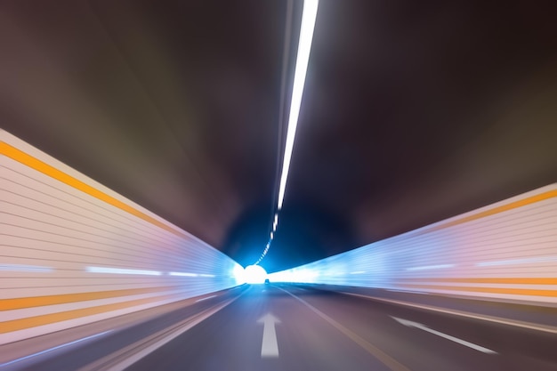 Abstracte snelheidsbeweging in snelwegtunnel wazige beweging naar de centrale?
