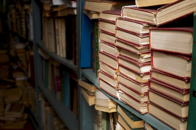 Abstracte stapels als achtergrond van oude vergeelde boeken op een plank