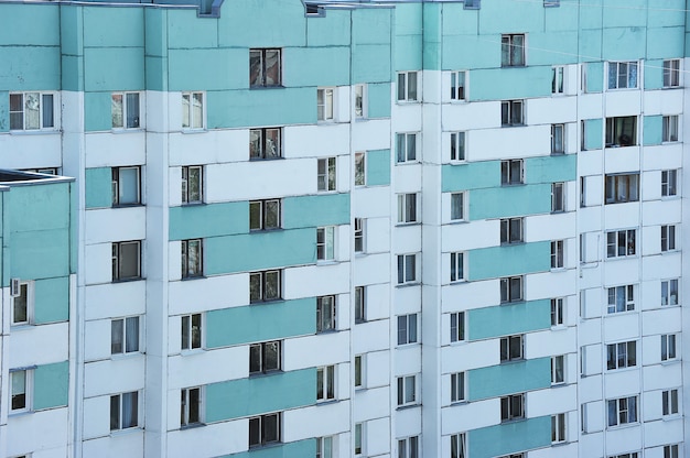 Abstracte stedelijke achtergrond - Vensters van een paneelgebouw met meerdere verdiepingen