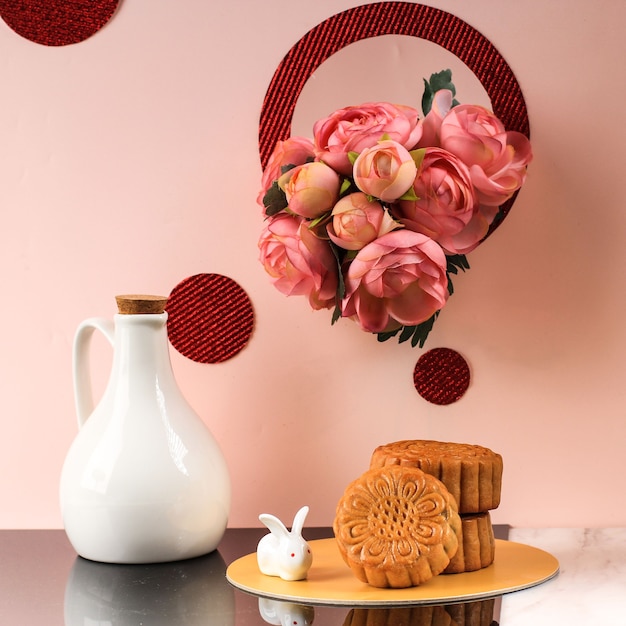 Abstracte Stilleven Mid Autumn Festival Snack Moon Cake op roze achtergrond, geselecteerde Focus