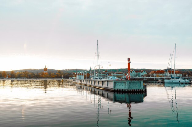 Abstracte uitzicht onder de Sopot pier op de Oostzee in Sopot Polen verdwijnpunt perspectief